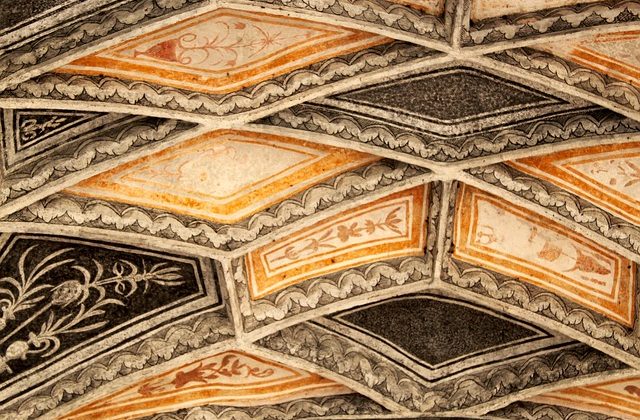 Des astuces pour habiller un mur abîmé