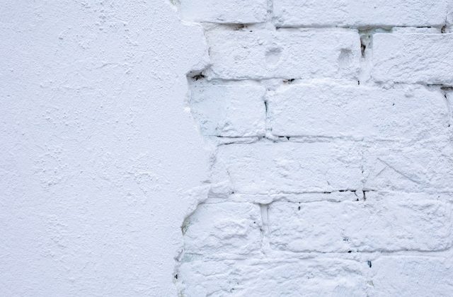 Des astuces pour habiller un mur abîmé