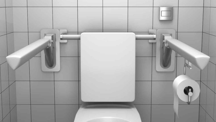 Quelles sont les caractéristiques essentielles des WC pour personnes à mobilité réduite (PMR) ?